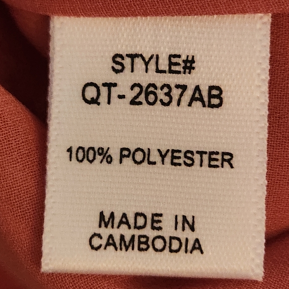 EUC Zenana Salmon Woman's tank Blouse.  Beautiful fabric.   Size M - Picture 3 of 4